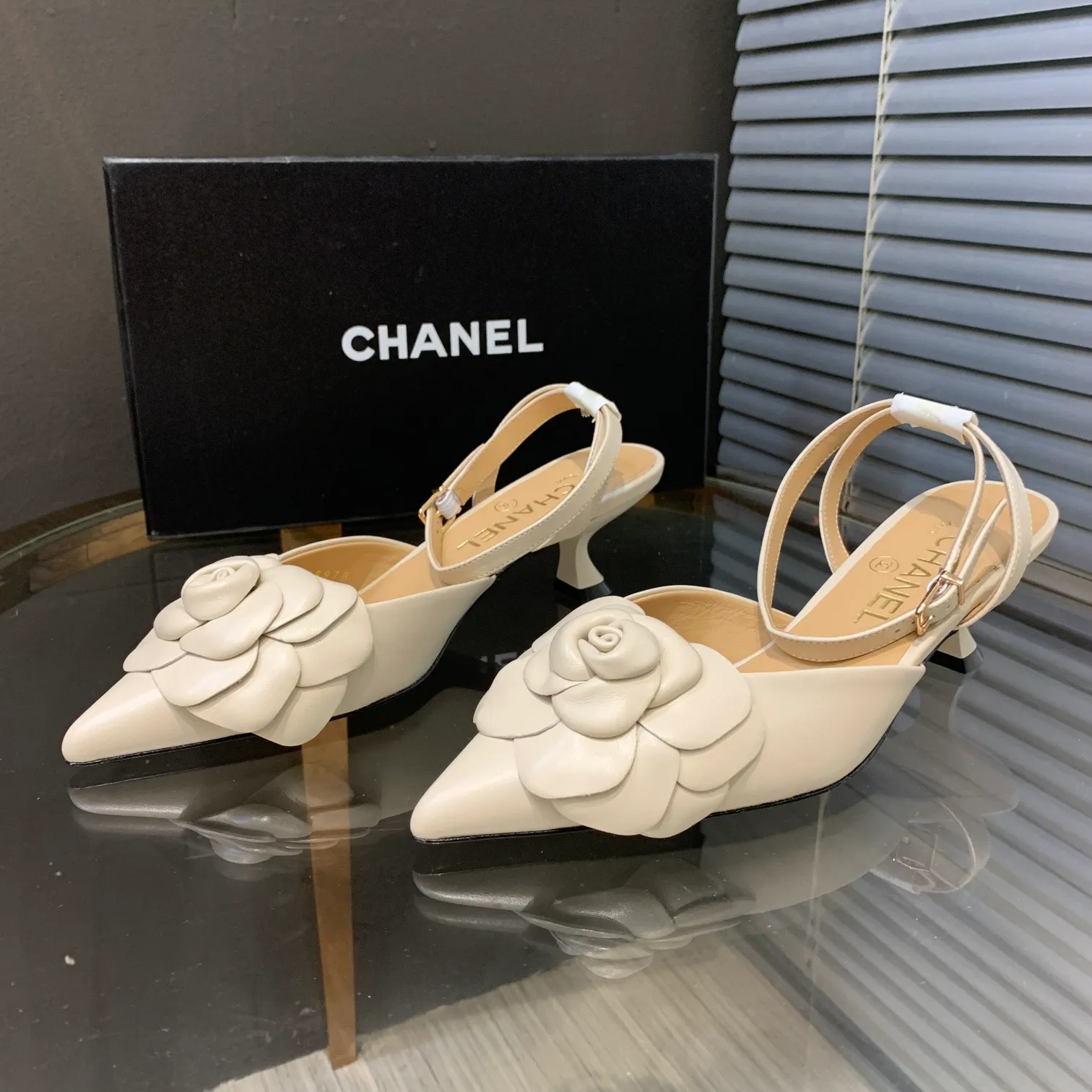 👟👟Ex-factory price 600👟👟 🍀Chanel's new flagship series of sandals in the counter are newly released 2022S summer series, exquisite retro shoes, the latest camellia flower design of Jindian Xiaoxiang on the upper is exquisite and fashionable, a popular model among domestic and foreign bloggers Upper: original Italian imported sheepskin original one-to-one sheepskin handmade camellia🌸 Inner lining: imported mixed sheepskin lining Outsole: Genuine leather outsole imported from Italy Size number: 35-39 (40, 41 customization is non-returnable) Heel height: 4cm Delivered with luxurious latest counter packaging